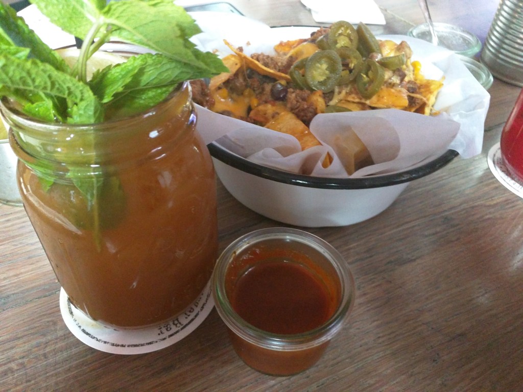Nachos mit Chili und hausgemachter Eistee
