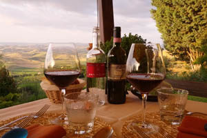 Brunello di Montalcino mit Blick auf Montalcino
