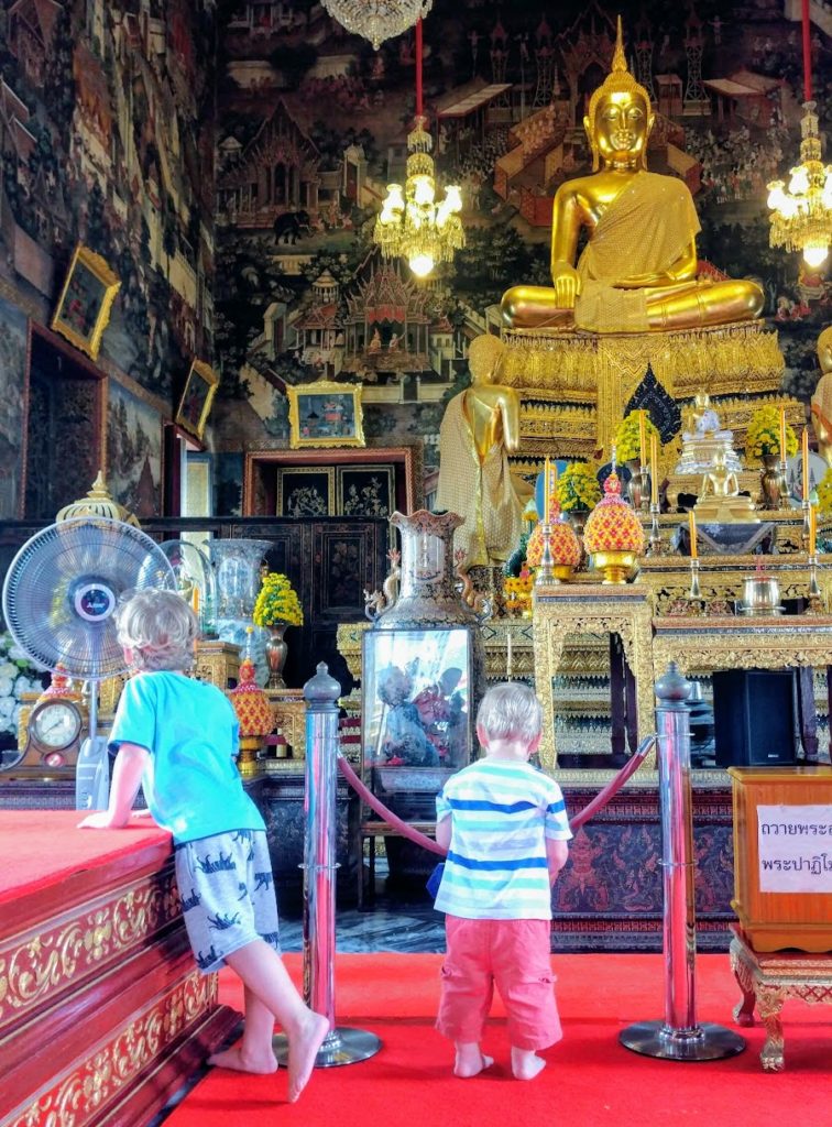 Barfuss im Tempel - Ventilatoren - Toll in Bangkok