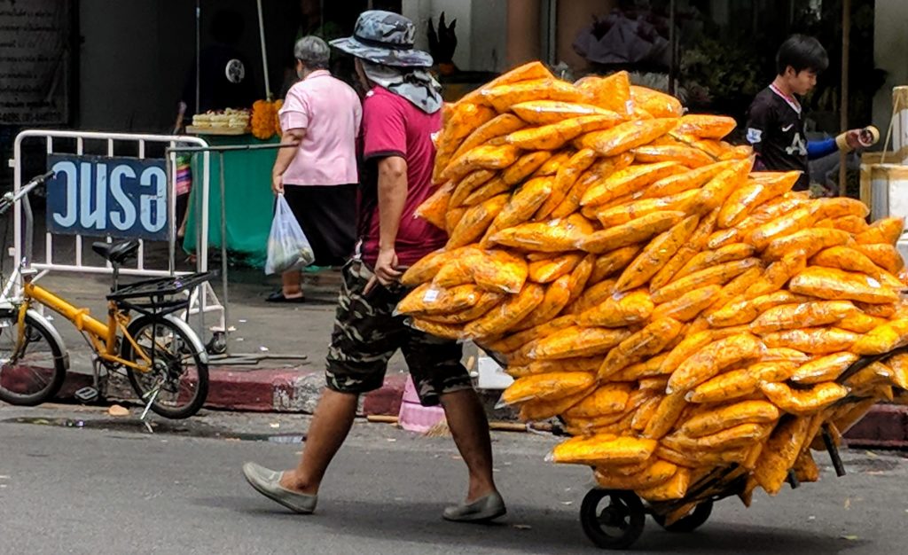 Blumenmarkt Bangkok - Transport von Blüten