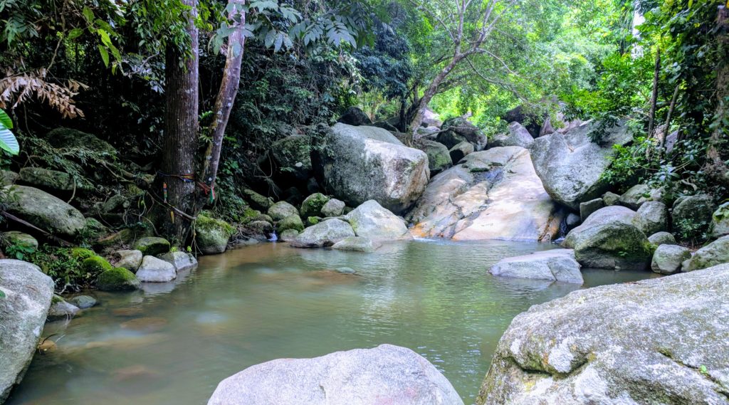 Friedliche Ruhe am Hin Lat Wasserfall - Koh Samui