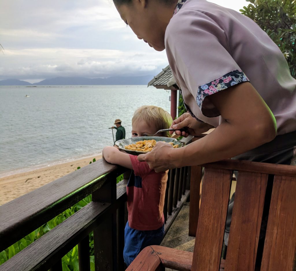 Der Kleine wird gefüttert - Fairhouse Villa Koh Samui