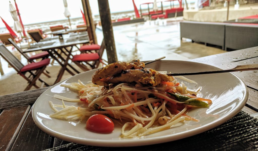 Papaya Salat mit Hähnchen auf Koh Samui