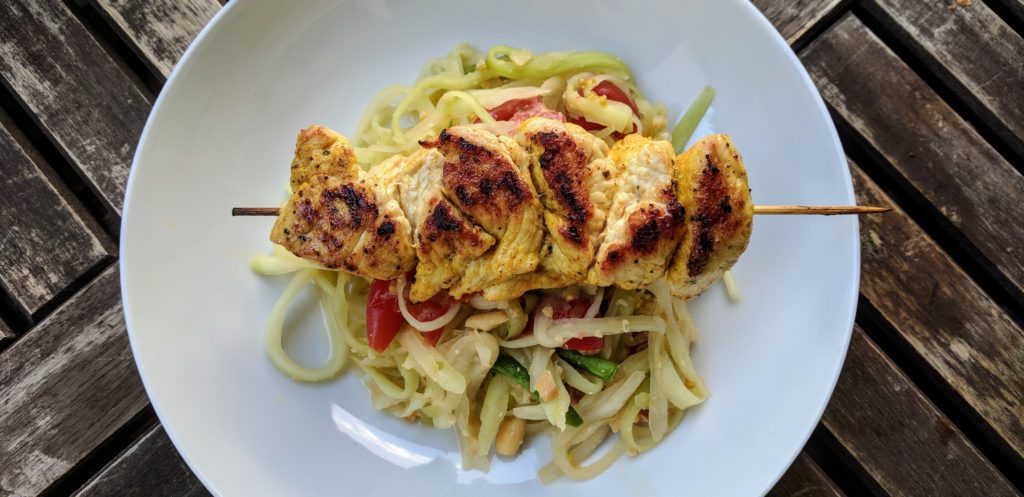 Papayasalat mit Hähnchenspiess fertig