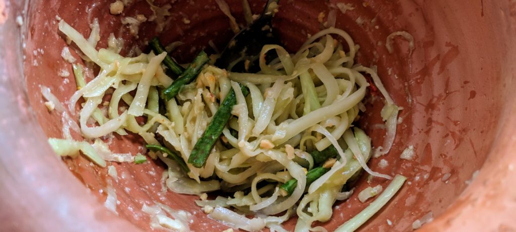 Thailaendischer grüner Papayasalat gestossen