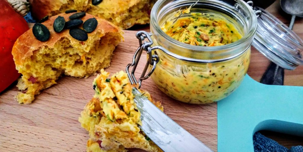 Kürbisbrötchen mit Parmesan & Speck und Möhrenbutter