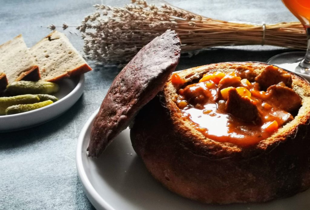 Zabijačkový guláš - Tschechisches Schlachtgulasch