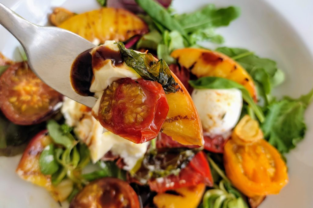 Caprese spezial - Burrata mit Tomaten-Basilikum Reduktion und gegrilltem Pfirsich