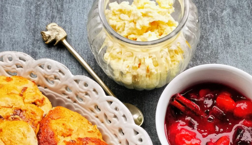 Zwetschgen-Zimt Scones mit Clotted Cream und Zwetschgenkompott