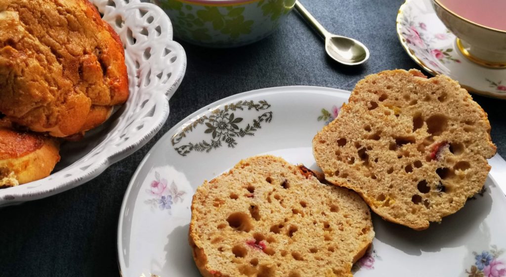 Zwetschgen-Zimt Scones mit Clotted Cream und Zwetschgenkompott