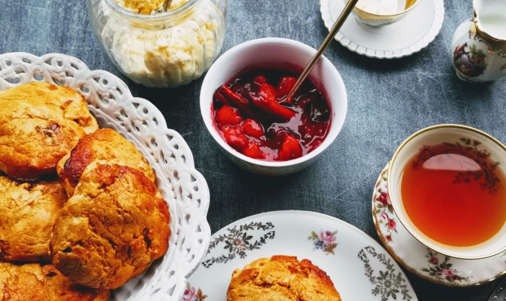 Zwetschgen-Zimt Scones mit Clotted Cream und Zwetschgenkompott