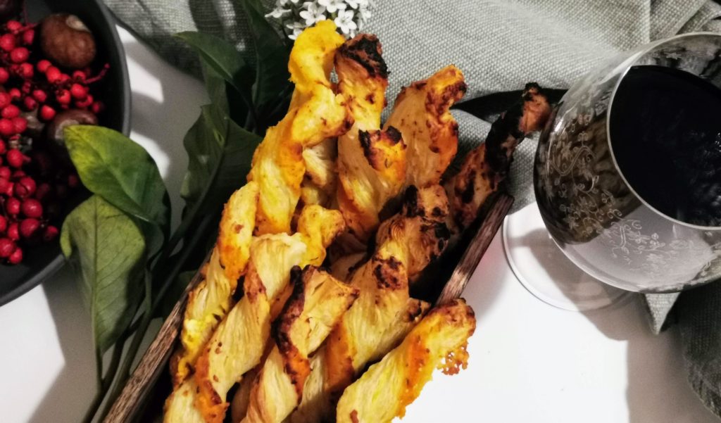 Blätterteigstangen mit Kürbis, Apfel und Schafskäse