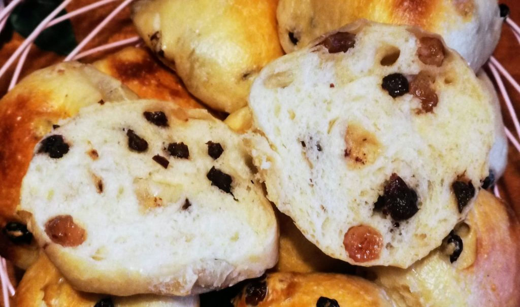Aromatisch fluffige Rosinenbrötchen