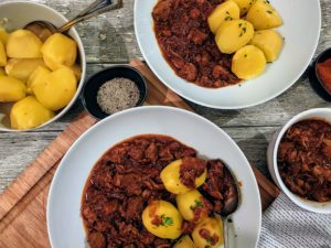 Ungarisches Schweingulasch mit Paprika - Sertes Pörkölt