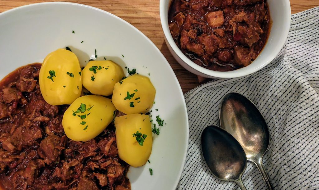 Ungarisches Schweingulasch mit Paprika - Sertes Pörkölt