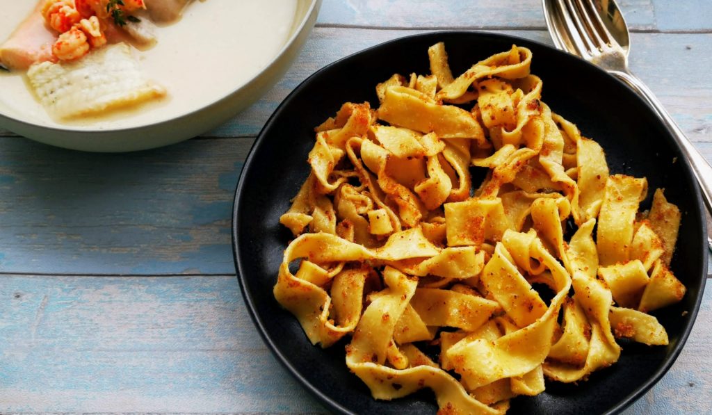 Bandnudeln mit Butter und Semmelbrösel