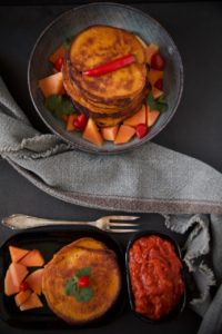 Cessbaar mit Pilipili Ya Papaya- Kochbananen Küchlein mit Papaya-Chili-Sauce