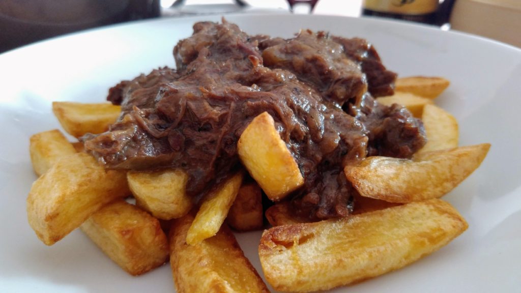 Stoofvlees – Belgisches Bier-Gulasch Mit Pommes | Volkermampft