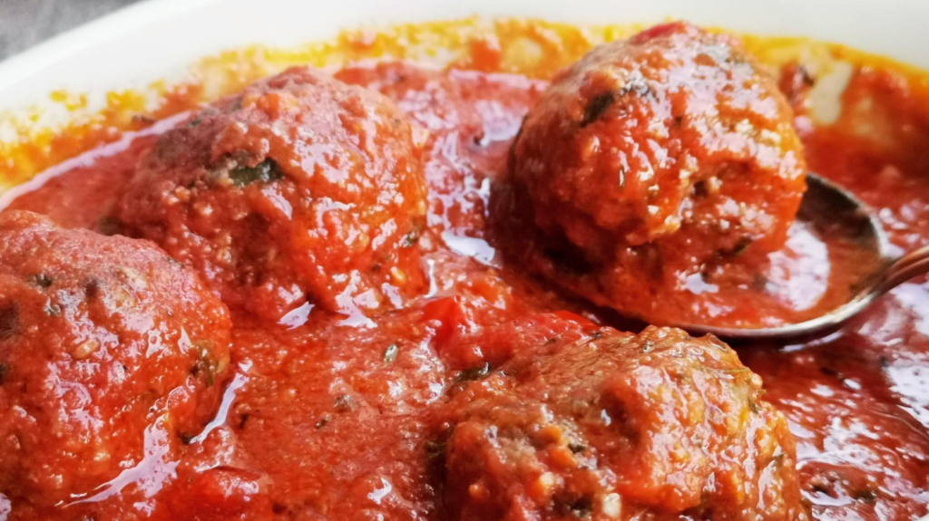 Domates Soslu Köfte - Türkische Hackbällchen in Tomatensoße