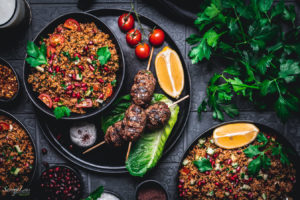 Türkische Köfte vom Grill mit Bulgursalat und Sumach-Joghurt von savorylens