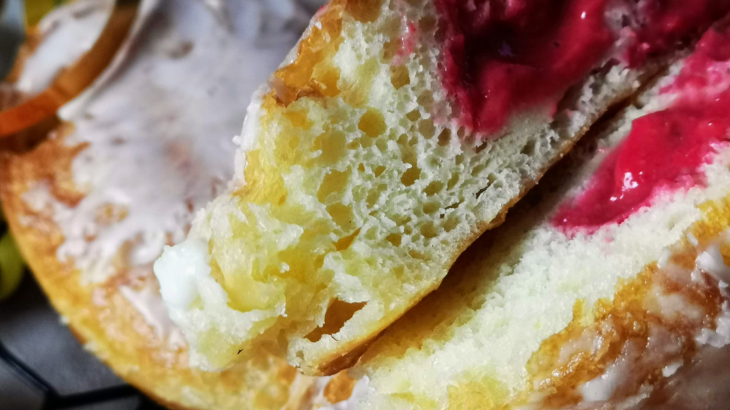 Berliner mit Himbeer-Johannisbeeren Fuellung für Silvester und Neujahr-anschnitt