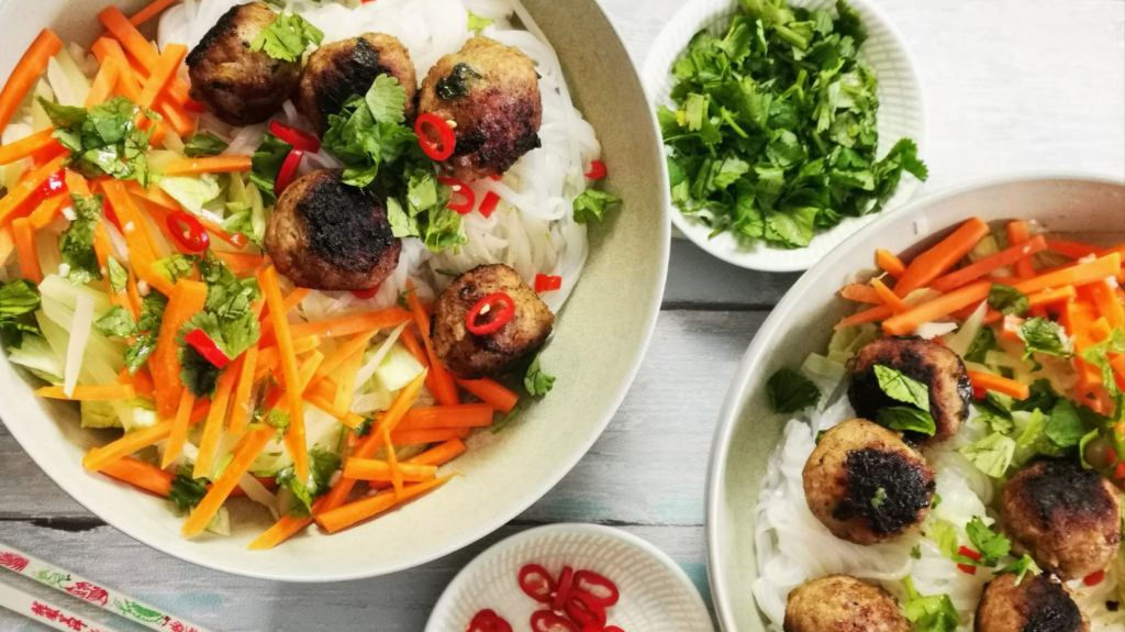 Bun Cha - vietnamesische Hackbällchen mit Reisnudeln und Nuoc Cham Sauce - oben