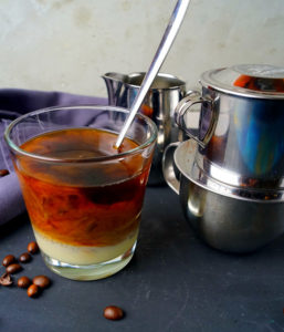 vietnamesischer-ca-phe-mit-süßer-kondensmilch