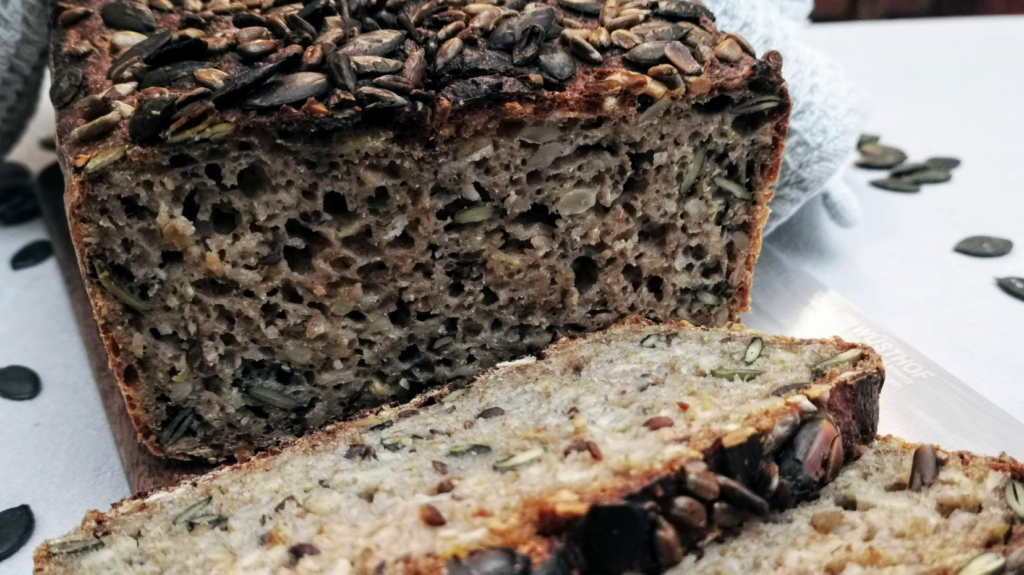 Dreikornbrot als Kastenbrot mit Leinsamen-Sonnenblumen- und Kuerbiskernen