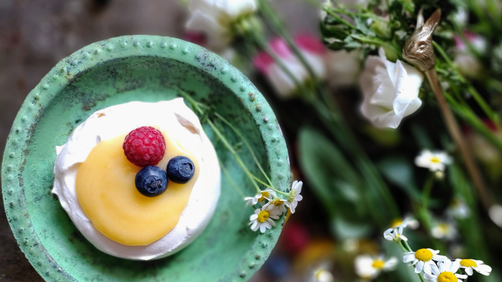 Oster-Pavlova - Mini-Baiser Törtchen mit selbst gemachten Lemon Curd