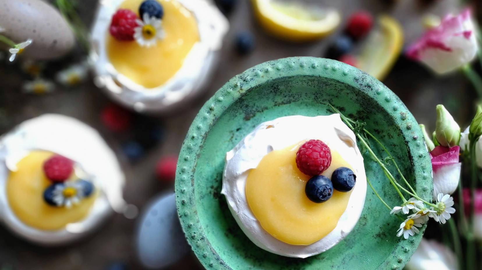 Oster-Pavlova – Mini-Baiser Törtchen mit selbst gemachten Lemon Curd