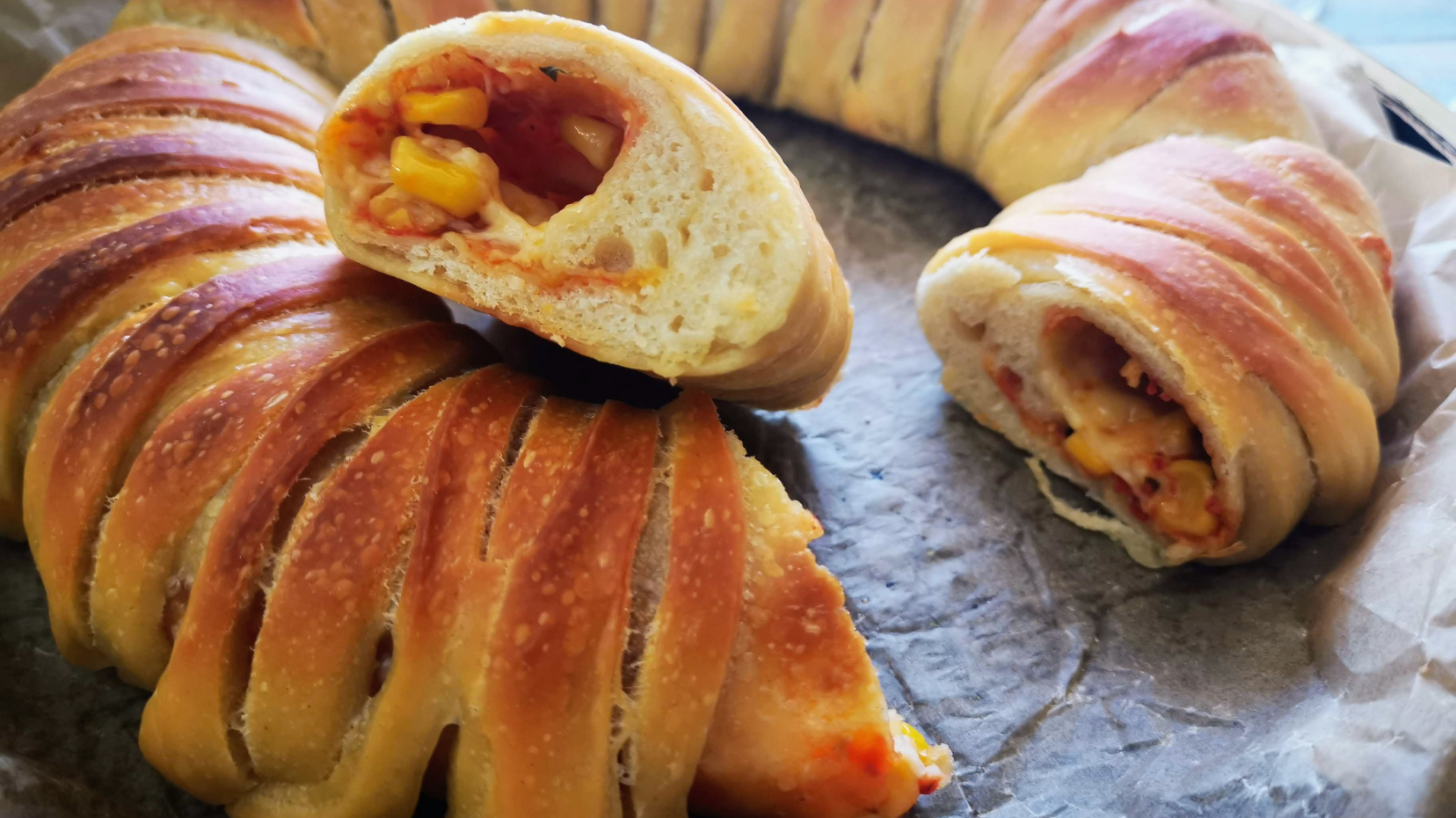 Wollknäuelbrot - der Trend als Pizza-Ring