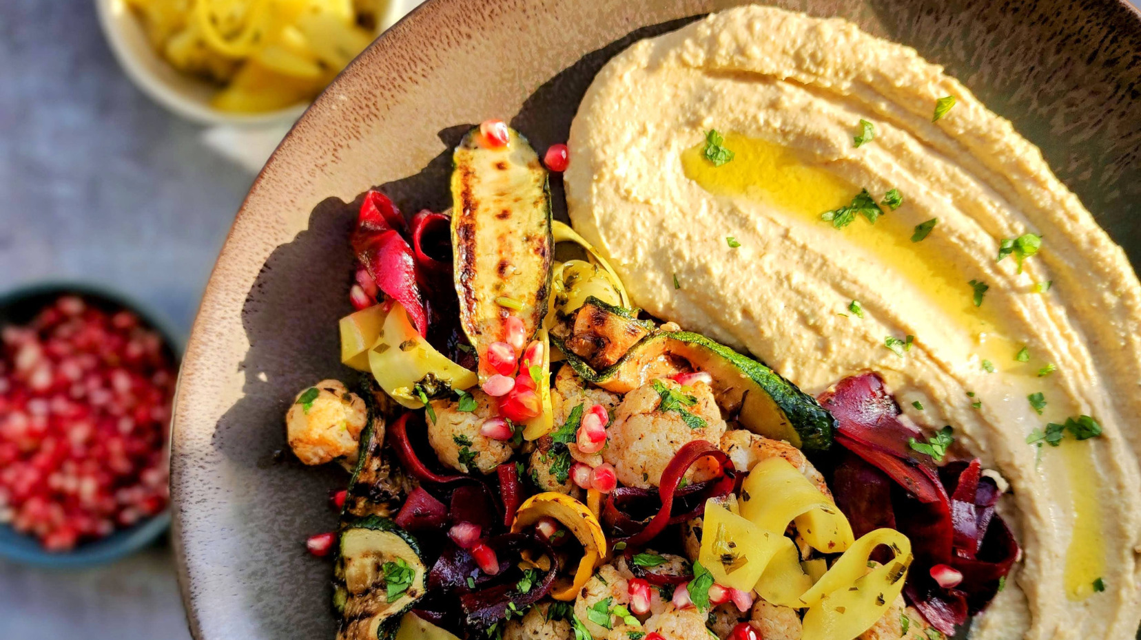 Orientalischer Antipasti Salat auf Zitronen-Hummus