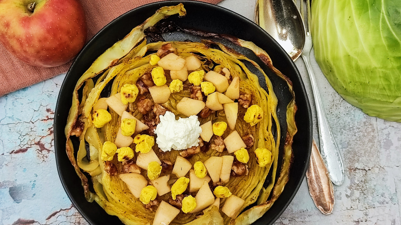 Weißkohl mit Apfel, Walnuss und Ziegenkäse Topping aus dem Ofen