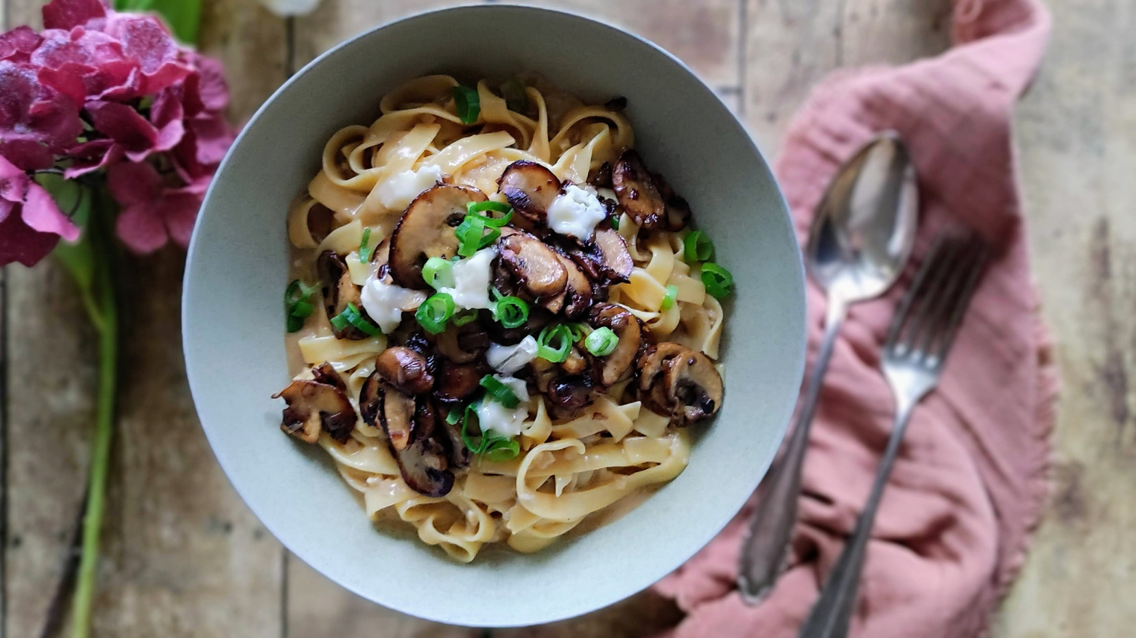 Leckere Gorgonzola Sauce mit Pilzen und hausgemachter Pasta